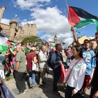 Protesta a favor de Palestina al paso de la Vuelta Ciclista por León