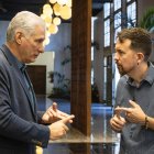 Fotografía cedida por la Presidencia de Cuba de su mandatario, Miguel Díaz-Canel (i), conversando con el exvicepresidente segundo del Gobierno de España Pablo Iglesias Turrión este miércoles, en La Habana (Cuba).