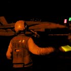 Operaciones de vuelo en el USS Abraham Lincoln para rescatar al piloto derribado.