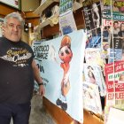 Marcelino Fernández 'Marce' posa en su kiosco, el que ayer lunes cerraba sus puertas.