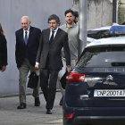El exministro del Interior Jorge Fernández Díaz (2i) y su abogado Jesús Mandri (3i) a su llegada este martes a la sede de la Audiencia Nacional en San Fernando de Henares (Madrid) donde se continúa resolviendo cuestiones previas al juicio de la denominada operación Kitchen, el supuesto espionaje parapolicial al extesorero del PP Luis Bárcenas para conseguir documentos comprometedores para ese p.