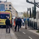 Los servicios sanitarios prestan atención al accidentado en el lugar del suceso.