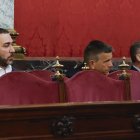 Víctor de Aldama y Ábalos sentados en el banquillo de los acusados.