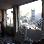 Un hombre contempla la destrucción de su bloque de casas en Teherán.