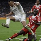 El delantero del Madrid Mbappé, lucha por un balón contra el defensa Upamecano.