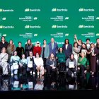 Foto de familia de galardonados, embajadoras e Ignacio Galán.