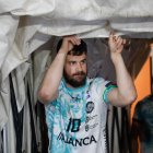 Rodrigo Pérez Arce en la entrada a vestuarios.