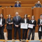 El presidente del Legislativo en funciones, Carlos Pollán (4i) y la consejera de Educación en funciones, Rocío Lucas (3i), posan con los alumnos del IES Valles del Luna, del municipio leonés de Santa María del Páramo, que se han impuesto en la X Liga de Debate de Castilla y León.