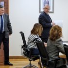 El presidente en funciones de las Cortes de Castilla y León, Carlos Pollán (d), de Vox, y su posible sucesor en el cargo, Francisco Vázquez (i), del Partido Popular, a su llegada esta mañana a la reunión de la Mesa de la Diputación Permanente del Parlamento autonómico.