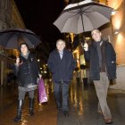 Gamoneda, en el centro, y Sánchez Santiago junto a Esperanza Ortega, en Santiago.