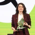 La escritora argentina Samantha Schweblin posa para los medios tras proclamarse ganadora del primer Premio Aena de Narrativa Hispanoamericana, dotado con un millón de euros, este miércoles en Barcelona.