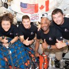 Integrantes de la tripulación de la misión Artemis II, la especialista de misión Christina Koch (i), el piloto Victor Glover (2d), el comandante Reid Wiseman (d), y el astronauta de la Agencia Espacial Canadiense (CSA), el especialista de misión Jeremy Hansen (2i).