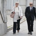 Carmen Pano (i) a su llegada este jueves al Tribunal Supremo donde prosigue el juicio a Ábalos, Koldo y Víctor de Aldama por el caso de las mascarillas, una presunta trama de corrupción para lucrarse con material sanitario durante la pandemia.