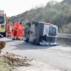 Dos ancianos heridos al volcar su furgoneta en Ardón.