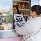 Una lectora y un lector compran sus ejemplares en sendos kioskos.