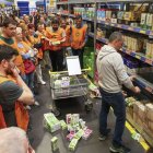 Acto de protesta de Unións Agrarias en el centro de Cash Galicia donde derramó varios litros de leche para poner el foco en «desorbitada bajada» del precio.