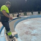 Operarios trabajando en el vaso de la piscina de chapoteo.