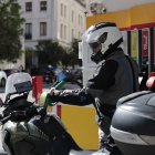 Un motorista reposta una estación de servicio de Madrid, ayer.