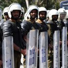 Miembros de seguridad paquistaníes en un puesto de control en Islamabad, ayer.