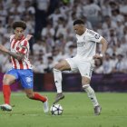 Mbappé controla el balón ante un jugador del Girona.