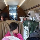 La niña, encamada, en el avión privado que trasladó a la familia a Estados Unidos este viernes.