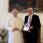 El papa León XIV junto al leonés Rafael Lazcano en el Palacio Apostólico el pasado 9 de abril.