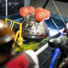La cápsula de Orion rescatada tras el amerizaje, signos del impacto de la combustión.