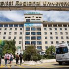 Fachada del Hospital Regional Universitario de Málaga en una fotografía de archivo tomada en 2021. EFE/Daniel Pérez.