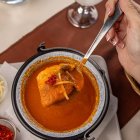 El bacalao guisado, una de las preparaciones más representativas de la tradición gastronómica de Valderas (León)