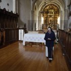 La hermana Blanca en la capilla en la que rezan a diario y que han readaptado usando la mitad ante la escasez de vocaciones.