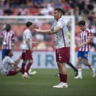 Matía Barzic pide explicaciones de un lance del partido ante el Granada CF en Los Cármenes.