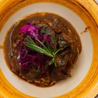 El morcillo al estilo leonés, cocinado a fuego lento, alcanza una textura melosa con una salsa intensa y profunda
