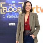 Chenoa posando en un evento de RTVE con look elegante y blazer