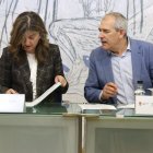 Nuria González y Vicente Canuria firman el convenio entre la Universidad de León y la Mancomunidad de Servicios Funerarios de León.