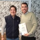 Segundo Argüello (izquierda) junto al ganador del '3 Palos'.