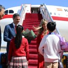 El presidente del Gobierno, Pedro Sánchez, acompañado de su esposa Begoña Gómez, aterriza en el Aeropuerto Internacional de Pekín, a 11 de abril de 2026, en Pekín (China).  