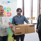 David Pacios con la imagen ganadora entrega el premio
