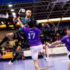 Adri Fernández trata de penetrar la defensa del Guadalajara durante el partido de la 1ª vuelta.