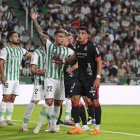 En primer plano, Thiago Ojeda espera el saque de una falta en el partido de la primera vuelta.