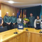 La homenajeada, junto a la alcaldesa y sus compañeros.