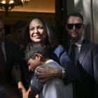 La nobel de la paz María Corina Machado abraza a un niño venezolano.