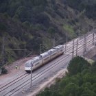 Un tren circula por la zona del accidente de Adamuz.