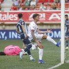 Diego Collado golpea con rabia el poste de la portería del guardameta del Córdoba Íker Álvarez en una de las clarísimas ocasiones marradas por el ataque leonés.