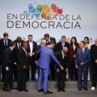 Pedro Sánchez organiza la foto de familia de los asistentes a la IV Cumbre en Defensa de la Democracia.