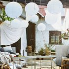 Las lámparas solares de IKEA permiten iluminar balcones y terrazas sin cables ni enchufes, creando ambientes cálidos para el exterior