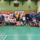 Foto de familia de los asistentes al sentido homenaje en honor al gran futbolista Pepe Linares, que falleció en un accidente en la mina hace 30 años.