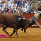 El torero Morante de la Puebla sufre una cornada durante la novena corrida de la Feria de Abril de Sevilla este lunes, en la plaza de la Maestranza