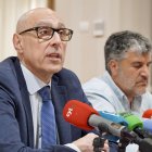 El Ayuntamiento de San Emiliano y sus juntas vecinales, la Federación de Entidades Locales Menores de León y la Asociación Montaña de Babia y Luna informan de la situación procesal actual del conflicto ganadero con el Ayuntamiento de Mieres (Asturias) en el Puerto de Pinos. En la imagen, el abogado defensor de las Entidades Locales Menores en León, Carlos González-Antón junto al alcalde de San Emi.