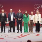 El presidente de la Junta, Alfonso Fernández Mañueco, junto a los galardonados
