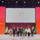 Mañueco con todos los galardonados con el Premio de Castilla y León, ayer, en el escenario del Auditorio Miguel Delibes de Valladolid.